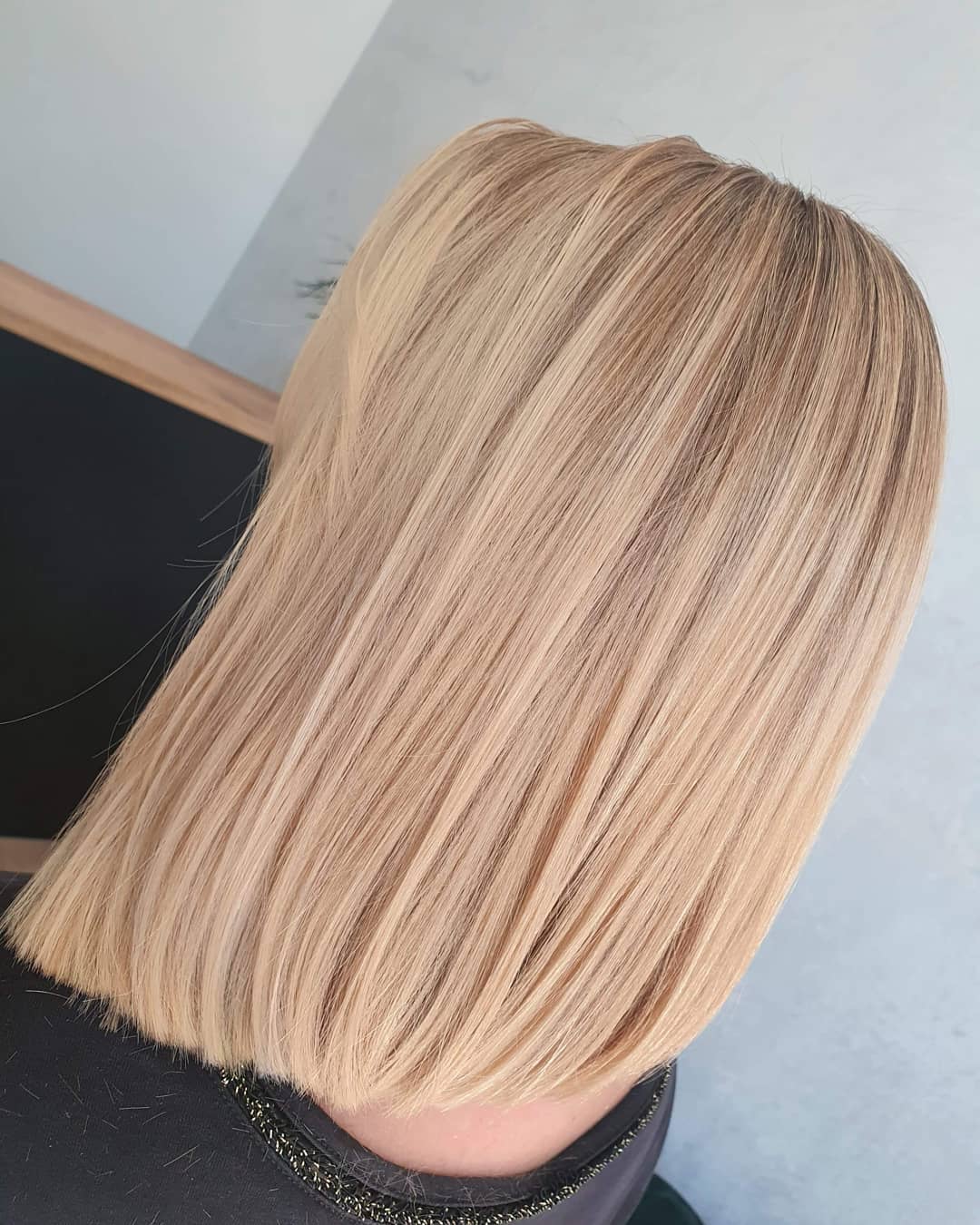 Włosy do ramion w słonecznym blondzie z naturalnymi refleksami