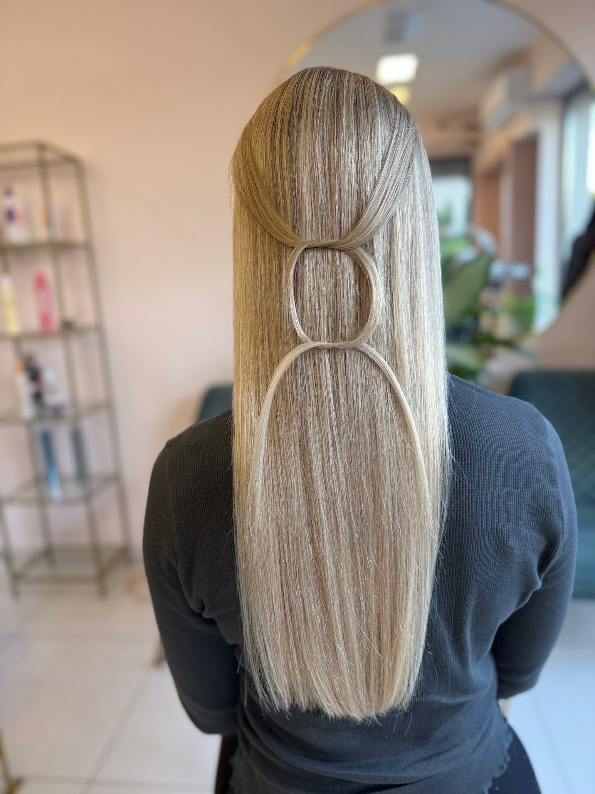 Długie blond włosy z ozdobnym upięciem z kółek